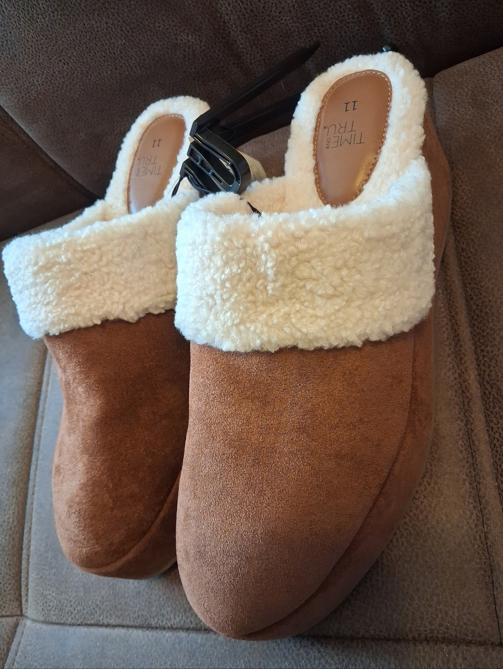 Time And Tru Faux Suede Clogs With Sherpa Lining Brown Size 11 - Picture 2 of 9